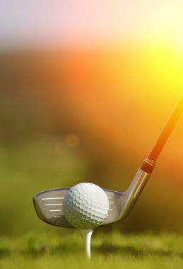 Golf sopası ve top çimenlerde.