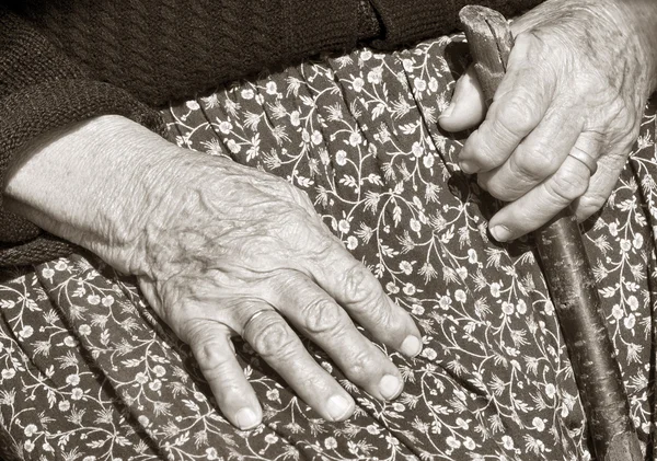 Жінки рука відпочиває на її паличці — стокове фото