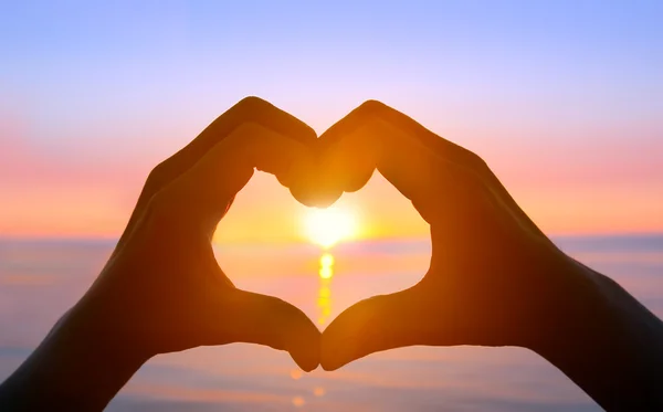 Manos formando un corazón — Foto de Stock