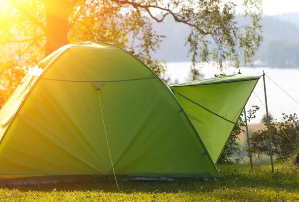 Kamperen in het bos — Stockfoto