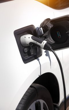 Elektrikli araba yükleniyor.