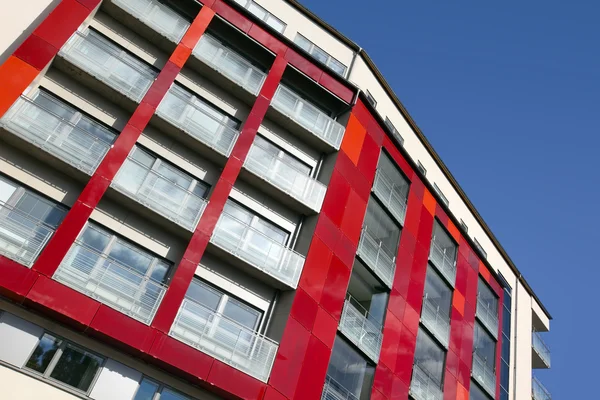 Moderne Appartements mit blauem Himmel — Stockfoto