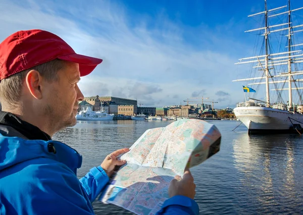 Turistas Estocolmo Olhando Para Mapa Foco Mão — Fotografia de Stock