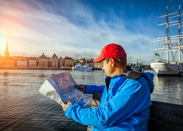 Τουρίστες Της Στοκχόλμης Κοιτάζοντας Χάρτη Επικεντρωθεί Στο Χέρι — Φωτογραφία Αρχείου