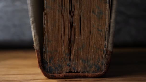 Tahta Masadaki Eski Kitap — Stok video
