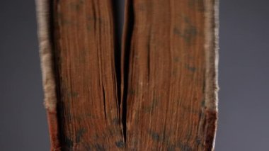 Tahta masadaki eski kitap.