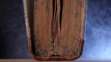 Tahta masadaki eski kitap.