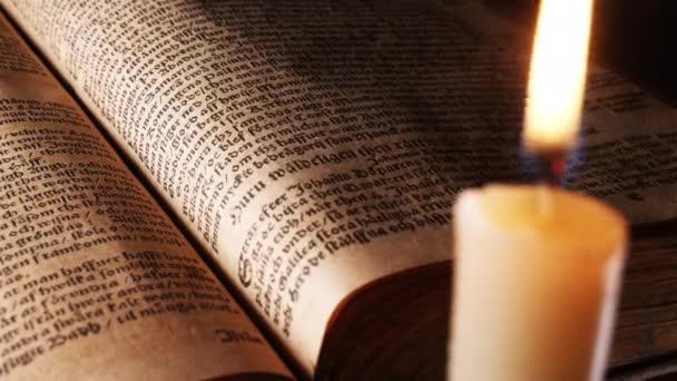 书和蜡烛 — 图库视频影像