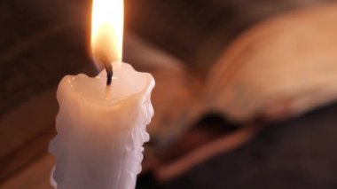  Kitap ve mum, kapatın.