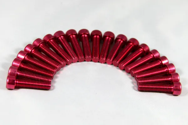 Zócalo / tornillo hexágono anodizado rojo — Foto de Stock