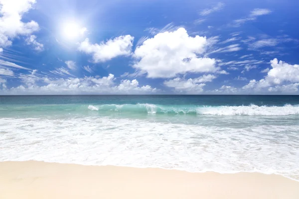 Het eiland van dromen. wit koraal zand en azuurblauwe Indische Oceaan. — Stockfoto