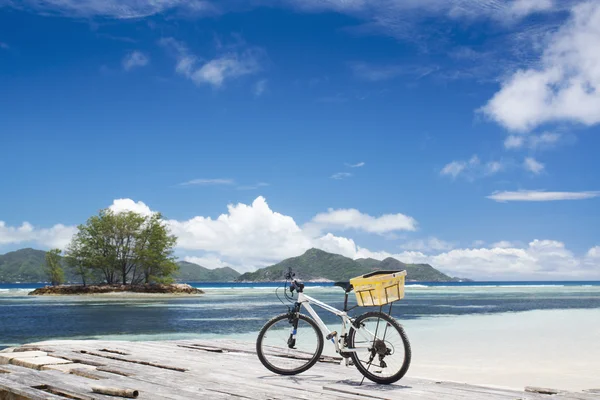 꿈의 섬입니다. 휴식과입니다. 정박에 자전거. — 스톡 사진