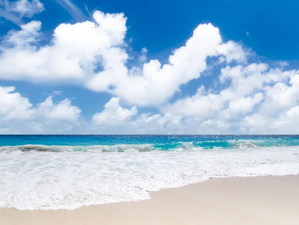 Острів мрій. Білий кораловий пісок і блакитний індійський океан . — стокове фото