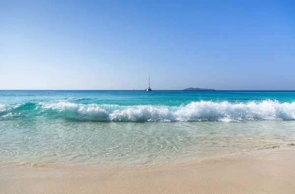 Het eiland van dromen. rust en ontspanning. wit koraal zand en — Stockfoto