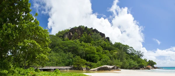 Insel der Träume. weißer Korallensand und azurblauer Indischer Ozean. — Stockfoto