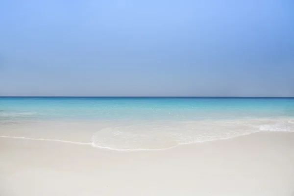 L'isola dei sogni. Riposo e relax. Sabbia bianca e azzurro — Foto Stock