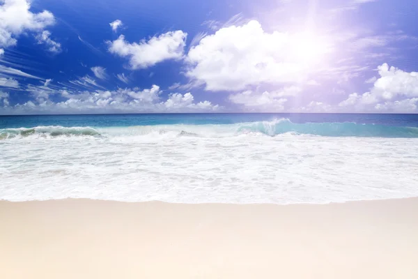 La isla de los sueños. Arena de coral blanco y océano Índico azul . —  Fotos de Stock