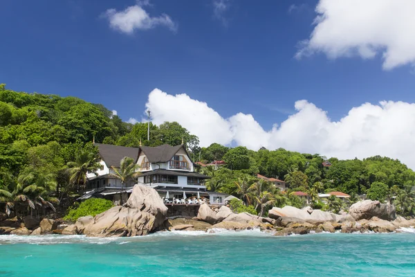 Pulau impian kita. Big bungalow di hutan hijau. La Digue isl — Stok Foto