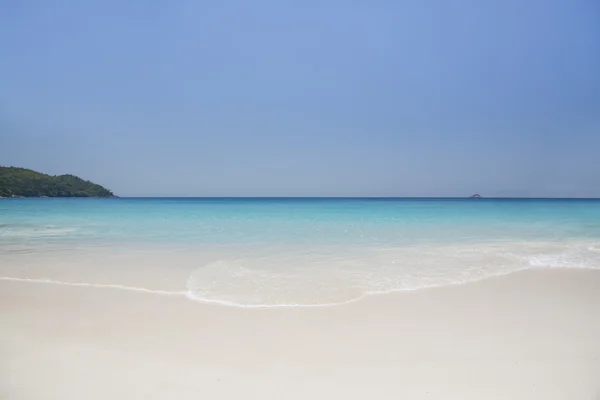 A sziget az álmaid. Pihenésre és a kikapcsolódásra. Fehér korall homok és — Stock Fotó