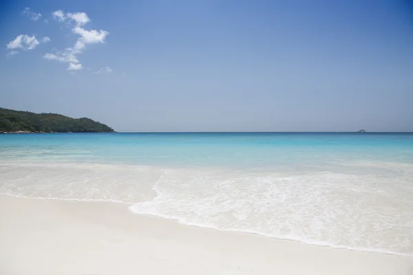 L'île des rêves. Repos et détente. Sable de corail blanc et — Photo