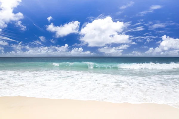 꿈의 섬입니다. 백색 산호 모래와 푸른 인도양. — 스톡 사진