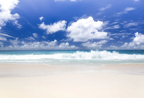 La isla de los sueños. Arena de coral blanco y océano Índico azul . —  Fotos de Stock