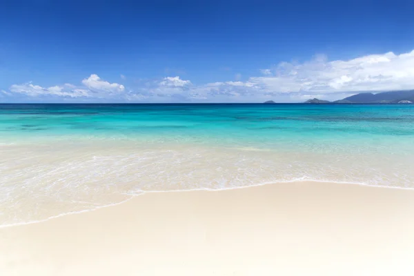 Білий кораловий пляж пісок і блакитний індійський океан . — стокове фото
