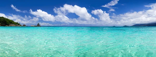 Praia de coral branco areia e oceano índio azul . — Fotografia de Stock