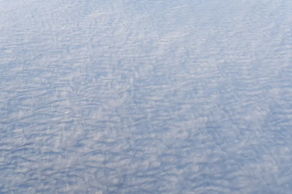 Облачный пейзаж. Синее небо и белое облако . — стоковое фото