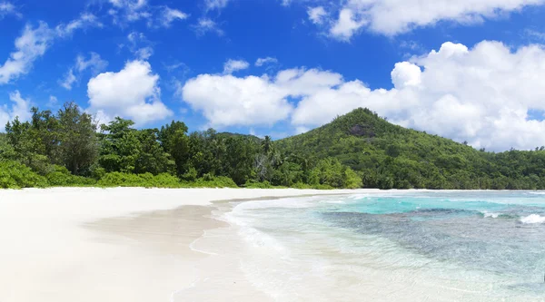 Spiaggia di corallo bianco sabbia e azzurro oceano indiano . — Foto Stock