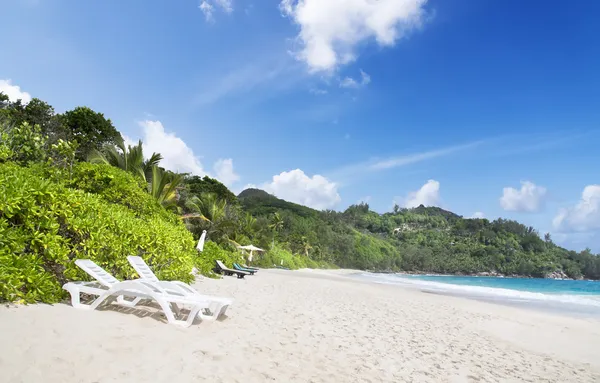 Plage de corail blanc sable et océan indien azur . — Photo