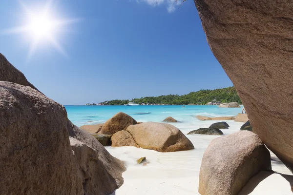 Spiaggia di corallo bianco sabbia e azzurro oceano indiano . — Foto Stock