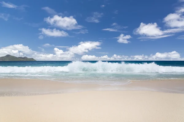 Wit koraal strand zand en azuurblauwe Indische Oceaan. — Stockfoto