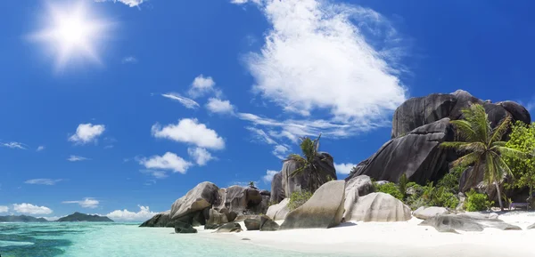 白い珊瑚砂は、熱帯のビーチ. — ストック写真
