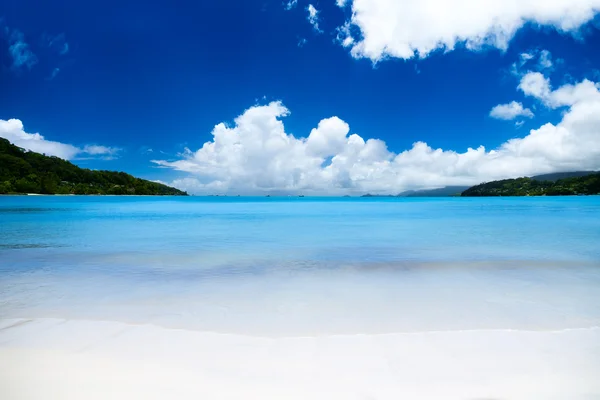 Spiaggia di corallo bianco sabbia e azzurro oceano indiano . — Foto Stock