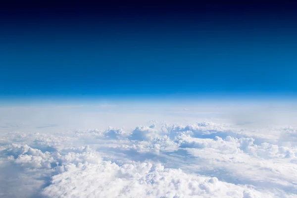 Wolkenlandschaft. blauer Himmel und weiße Wolken. — Stockfoto