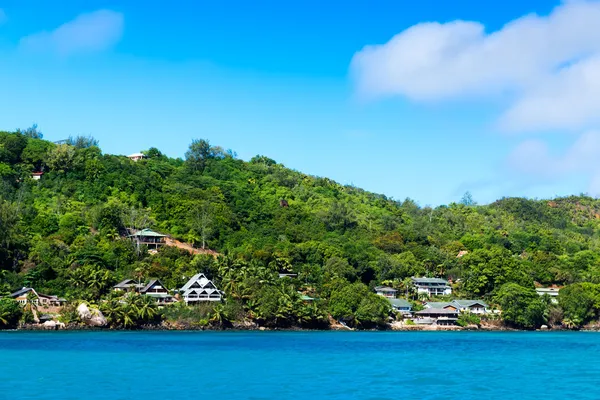 Mehrere Hotels am grünen Ufer der Insel La Digue, Seychellen. — Stockfoto