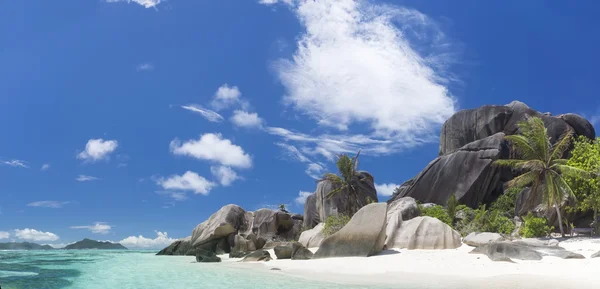 Белый коралловый песок на тропическом пляже . — стоковое фото