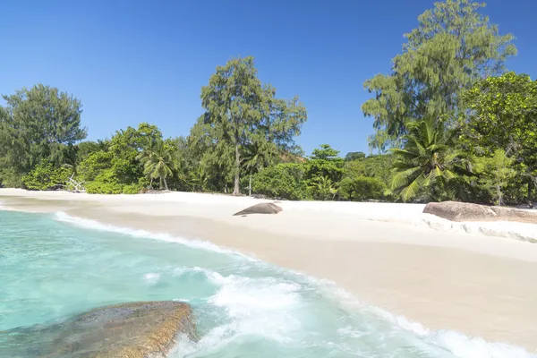 Spiaggia di corallo bianco sabbia e azzurro oceano indiano . — Foto Stock