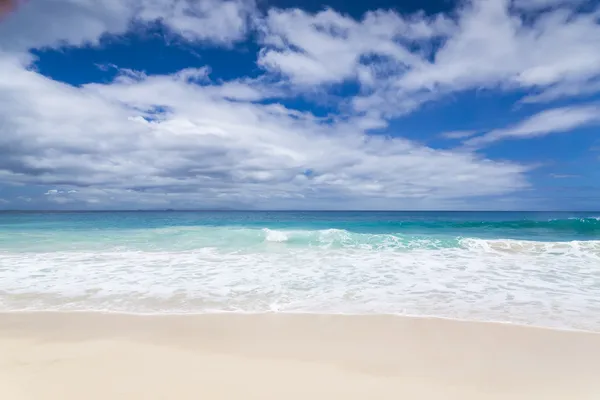 Arena de playa de coral blanco y océano Índico azul . —  Fotos de Stock