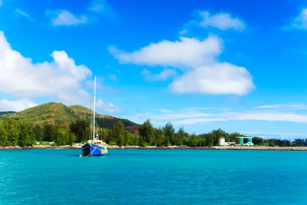Yacht a vela vicino alla costa dell'isola di Mahe, Seychelles . — Foto Stock