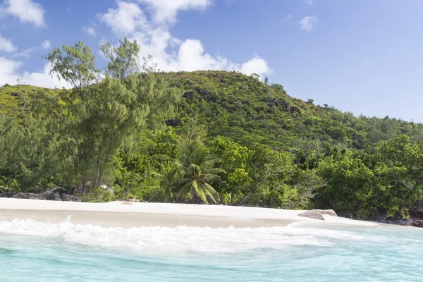 Praia de coral branco areia e oceano índio azul . — Fotografia de Stock