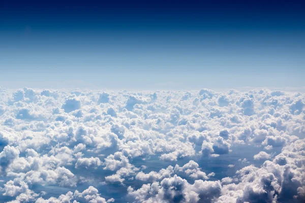 Cloudscape. blauwe hemel en witte wolk. — Stockfoto