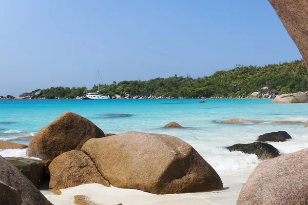 Wit koraal strand zand en azuurblauwe Indische Oceaan. zeiljacht op — Stockfoto