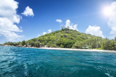 tropik kumsalda beyaz mercan kum. La digue Adası, seyshelles.