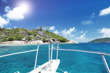 Seyşeller kayalık sahil yakınında beyaz yat.