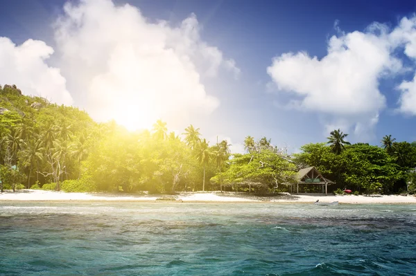 White coral sand on tropical beach. Mahe island, Seyshelles. Sun — Stock Photo, Image