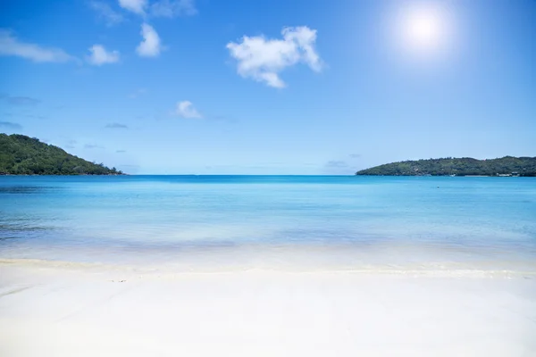 White coral beach sand and azure indian ocean. — Stock Photo, Image