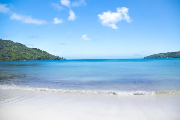 Vit coral beach sand och azurblå Indiska oceanen. — Stockfoto