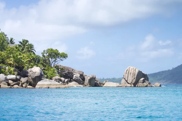 Bílý korálový písek na tropické pláži. La digue island, seyshelles. — Stock fotografie